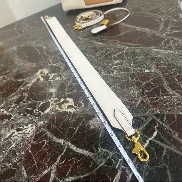 Classic Leather Hangbag Gold Lock - Picture 11 of 14